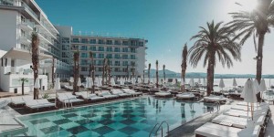 Beitragsbild des Blogbeitrags Amàre Beach Hotel Ibiza – Adults Only, der Hotspot für Erwachsene!