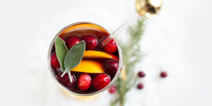 Beitragsbild des Blogbeitrags Winter Sangria: Der Drink für Sommerfeeling in der Weihnachtszeit 