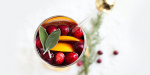 Beitragsbild des Blogbeitrags Winter Sangria: Der Drink für Sommerfeeling in der Weihnachtszeit
