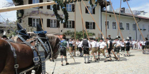 Beitragsbild des Blogbeitrags Maibaumaufstellen in Salzburg Stadt