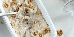 Beitragsbild des Blogbeitrags SCHNELLES WALNUSS-EIS MIT AHORNSIRUP (OHNE EISMASCHINE)