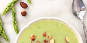 Beitragsbild des Blogbeitrags SPARGELCREMESUPPE MIT GERÄUCHERTEN MANDELN