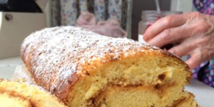 Beitragsbild des Blogbeitrags OMAS GEHEIMREZEPT FÜR WIRKLICH FLAUMIGE BISKUITROULADE
