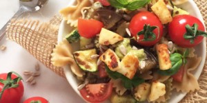 Beitragsbild des Blogbeitrags NUDELSALAT MIT GRÜNEM PESTO UND HALLOUMI