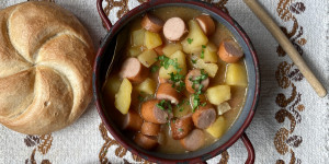Beitragsbild des Blogbeitrags ERDÄPFELGULASCH – GELIEBTES RESTL-ESSEN