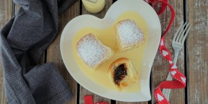 Beitragsbild des Blogbeitrags Traditionell backen: Buchteln mit Vanillesoße 