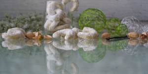 Beitragsbild des Blogbeitrags Vanillekipferl mit Pistazien: ein Keks-Klassiker, neu interpretiert 