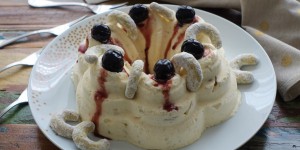 Beitragsbild des Blogbeitrags Eisgugelhupf mit Vanillekipferln