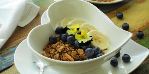 Beitragsbild des Blogbeitrags Selbst gemachtes Knuspermüsli mit Erdnussmus
