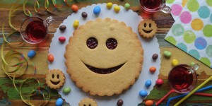 Beitragsbild des Blogbeitrags Backen (nicht nur) für Kinder: DIY Linzer Smiley in XL