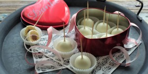 Beitragsbild des Blogbeitrags DIY für eure(n) Liebste(n): weiße Mozartkugeln am Spieß