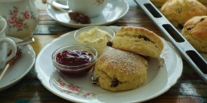 Beitragsbild des Blogbeitrags Für den Afternoon Tea: leckere Scones mit Rosinen 