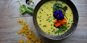 Beitragsbild des Blogbeitrags Soulfood: Curry – Rahmsuppe mit Linsen