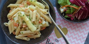 Beitragsbild des Blogbeitrags ONE POT PASTA mit Spargel und Lachsforelle
