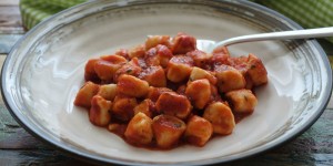 Beitragsbild des Blogbeitrags Italienisch kochen für Mama: Gnocchi di ricotta mit Sugo al pomodoro „sprint“ 