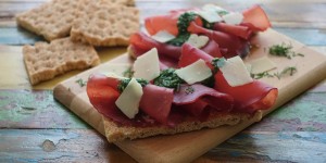 Beitragsbild des Blogbeitrags „Nordisch mediterran“: Dill-Pesto, Bresaola, Knäckebrot & Parmesan