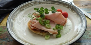 Beitragsbild des Blogbeitrags Soulfood: Pfannen – Fladen mit Schinken und Kräuterrahm {Werbung}
