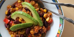 Beitragsbild des Blogbeitrags Bunt, g’sund & superlecker: Chili sin carne mit Quinoa & Avocado (vegan)