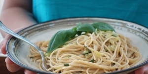 Beitragsbild des Blogbeitrags Jojo kocht kinderleicht: Spaghetti mit aromatischen Kräutern 