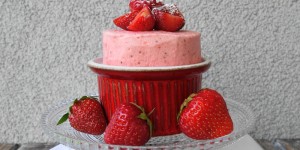 Beitragsbild des Blogbeitrags Eissoufflé mit Erdbeeren 