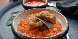 Beitragsbild des Blogbeitrags Italienisch kochen im Sommer: Risotto mit roter Paprikacreme und gebackenem Salbei 