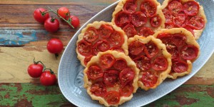 Beitragsbild des Blogbeitrags Mini – Tartes „Tatin“ mit Cherry – Tomaten, Thymian & Knoblauch 