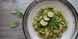 Beitragsbild des Blogbeitrags Vegan mediterran: Conchiglie con crema di zucchine e basilico