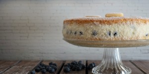 Beitragsbild des Blogbeitrags „Naked Cake“ mit Topfen, Kokos & Heidelbeeren