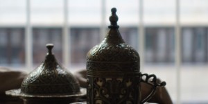 Beitragsbild des Blogbeitrags „Kahve“ mit & ohne Meerblick