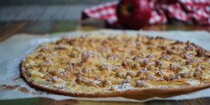 Beitragsbild des Blogbeitrags Ein Kuchen mit Suchtfaktor: Tarte flambée aux pommes et streusel 