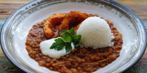 Beitragsbild des Blogbeitrags One Pot mit Berglinsen, dazu Ofenkürbis und Sauerrahm