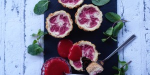 Beitragsbild des Blogbeitrags „Genuss in Rot-Weiß-Rot“: Wenn im Winter die Erdbeerliebe ruft …