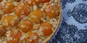 Beitragsbild des Blogbeitrags Kreativ backen mit Dosenobst: Marillentarte mit Marzipancreme 