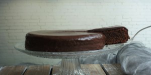 Beitragsbild des Blogbeitrags „Genuss in ROT-WEIß-ROT“: Bohnentorte nach Sacher Art à la linzersmileys