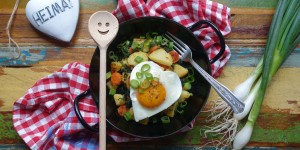Beitragsbild des Blogbeitrags „Genuss in ROT-WEIß-ROT“: Erdäpfel – Karotten – Gröstl mit Brennnesseln 