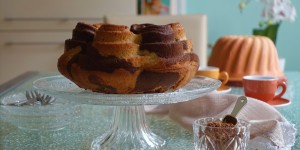 Beitragsbild des Blogbeitrags Marmor – Gugelhupf mit Carob und Kardamom