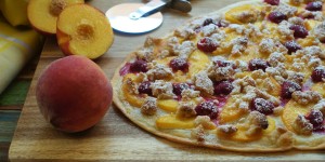 Beitragsbild des Blogbeitrags Tarte flambée mit Pfirsichen und Himbeeren 