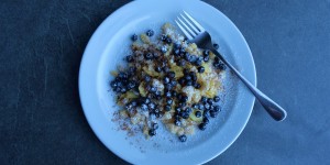 Beitragsbild des Blogbeitrags „Muas“ mit Äpfeln und Heidelbeeren