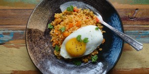 Beitragsbild des Blogbeitrags ONE POT Bulgur mit buntem Gemüse und Spiegelei