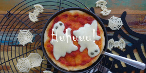 Beitragsbild des Blogbeitrags Italienisch backen zu Halloween: Pizzette „Fantasmini“