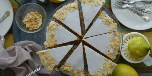 Beitragsbild des Blogbeitrags Glasierte Grießtorte mit Mandeln und Zitrone