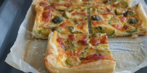 Beitragsbild des Blogbeitrags Tarte aux choux de Bruxelles et parmesan