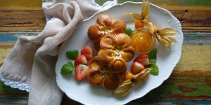 Beitragsbild des Blogbeitrags Brioche – Blumen mit Hagelzucker