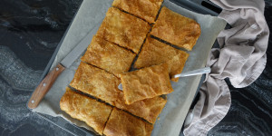 Beitragsbild des Blogbeitrags „Pizza parigina“ mit Linsen – Erbsen – Bolognese