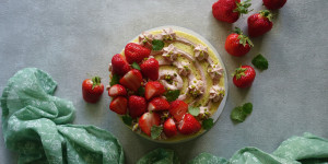 Beitragsbild des Blogbeitrags Schick gewickelt: Biskuitrolle mit Erdbeeren und Pistazien