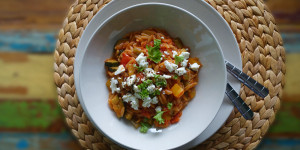 Beitragsbild des Blogbeitrags ONE POT PASTA auf „Neu“ – Griechisch: Kritharoto 