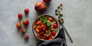 Beitragsbild des Blogbeitrags Couscous mit Erdbeeren, Nektarinen & Pistazien 