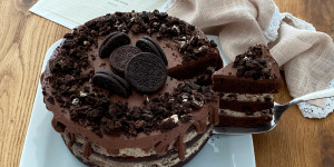 Beitragsbild des Blogbeitrags Naked Drip Cake mit Cream Cheese – „NEOREOS“ – Füllung