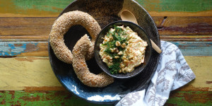 Beitragsbild des Blogbeitrags Joghurt – Aufstrich mit Karotten, Kräutern & Walnüssen