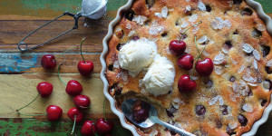 Beitragsbild des Blogbeitrags Topfen – Clafoutis mit Kirschen & Mandeln 